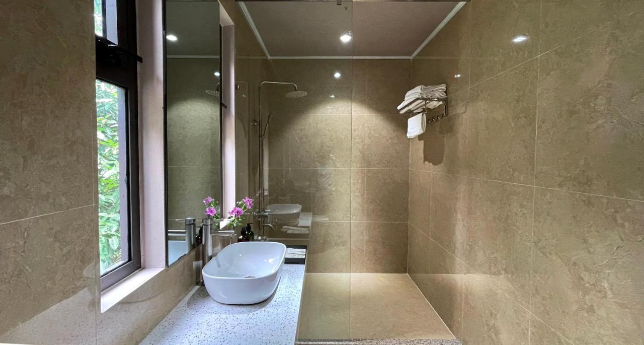 Phoenix Minh Chau Hotel กว่างนิงห์ ภายนอก รูปภาพ